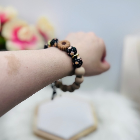 Brown Floral Silicone Beaded Bracelet Keychain - Picture 4 of 5